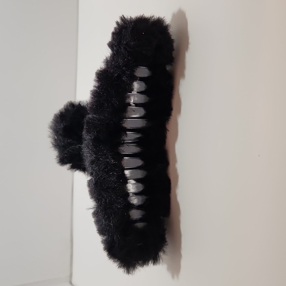 NEW Faux Fur Black Hair Clip - Picture 4 of 5